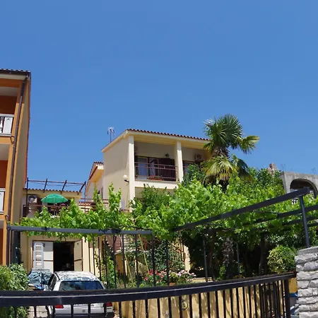 Boutique In Pjescana Uvala With Balcony *