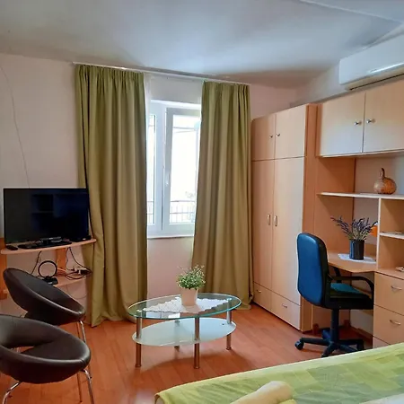 Boutique In Pjescana Uvala With Balcony