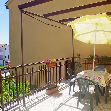 Boutique In Pjescana Uvala With Balcony Vintijan